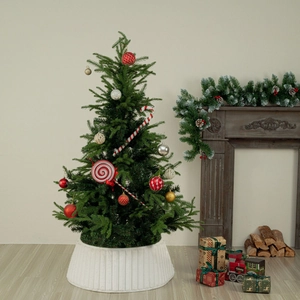 Detailansicht eines Weihnachtsbaums mit einem weißen, gerippten kegelförmigen Christbaumfuß