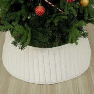 Detailansicht der weißen Webpelz-Weihnachtsbaum-Manschette mit vertikalen Streifen