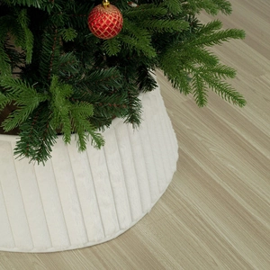 Nahaufnahme der weißen Weihnachtsbaum-Manschette mit weicher vertikaler Streifenstruktur