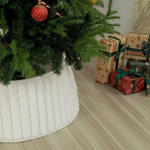Weiße Weihnachtsbaumdecke aus Kunstpelz mit vertikalen Streifen für festliche Dekoration