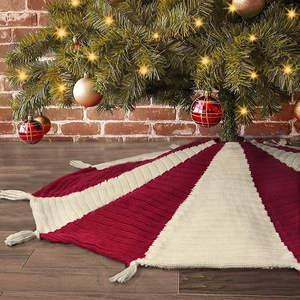 Jupe de sapin de Noël en tricot rayé rouge et blanc avec des détails de pompons