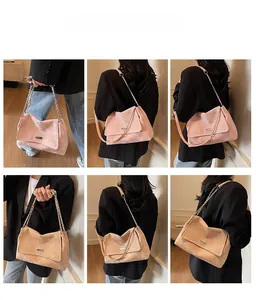 Vue multi-angle de cabas roses et beiges avec bandoulières chaîne sur un mannequin