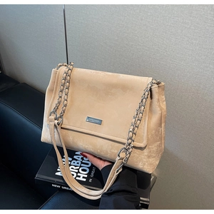 Détail du sac cabas beige en simili cuir mat avec bandoulière en chaîne métallique chic