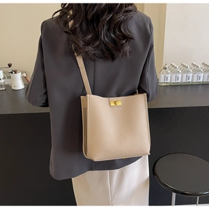 Détail du sac cabas en cuir grainé beige avec fermoir doré et bandoulière réglable