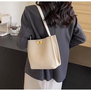 Borsa tote crema in pelle martellata con elegante chiusura a girello in metallo oro