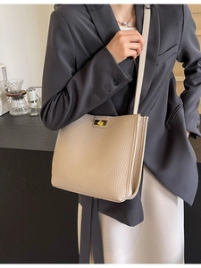 Grand sac cabas en cuir abricot avec fermoir rotatif doré pour femme au style minimaliste