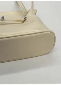 Détails du sac cabas en cuir crème avec base renforcée et boucles métalliques argentées