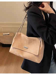Sac fourre-tout élégant en daim abricot avec plaque en métal et bandoulière chaîne
