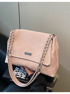 Sac à bandoulière en daim rose avec chaîne argentée et logo pour le chic quotidien