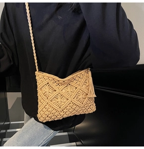 Dettaglio della borsa a tracolla beige macramé con texture vintage a rombi e nappe decorative