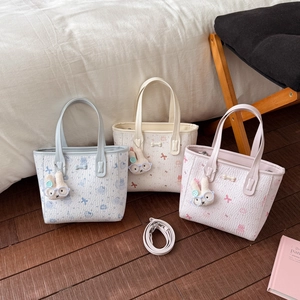 Détail de sacs fourre-tout texturés avec imprimés de dessins animés et lapins