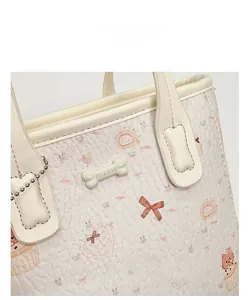 Détail macro du sac à main blanc crème avec imprimé dessin animé et texture grainée