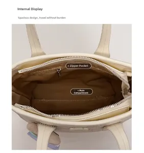 Vue détaillée de l'intérieur du sac seau avec compartiment principal et poche zippée