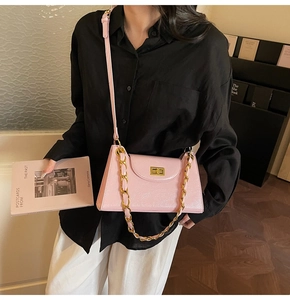 Détail du petit sac bandoulière rose brillant avec chaîne dorée et fermoir pivotant