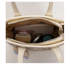 Vue de dessus montrant l'intérieur spacieux du sac crème avec tablette et accessoires