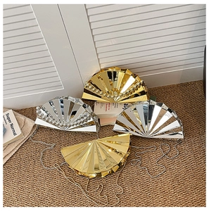 Details von metallischen Muschel-Abendtaschen in Gold und Silber mit Perlenverzierung