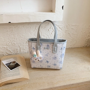 Sac seau bandoulière imprimé floral avec poignées bleues et breloque lapin en peluche