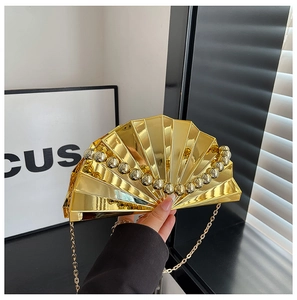 Detailaufnahme der goldenen fächerförmigen Abendkupplung aus Acryl mit Perlen und Kette