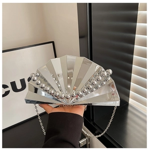 Detailansicht der silbernen Fächertasche mit Perlenbesatz und Metallkette