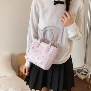 Sac à main carré rose imprimé lapin avec texture plissée et bandoulière réglable