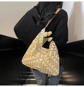 Dettaglio della borsa tote in crochet beige con raffinati motivi a maglia traforata