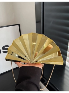 Goldene Clutch in Muschelform mit glänzendem Plissee-Finish und feiner Ketten-Schulterriemen
