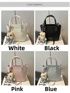Vue détaillée de sacs seaux minimalistes en quatre couleurs avec charmants oursons