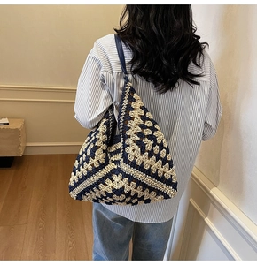 Dettaglio della borsa tote all'uncinetto con motivo geometrico e grande capacità sulla modella