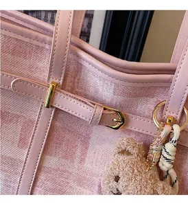 Detalle del bolso tote rosa con herrajes dorados de calidad y tela con textura suave