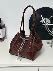 Dunkelrote geflochtene Beuteltasche mit Kette, Tunnelzug und Perlen für Damen