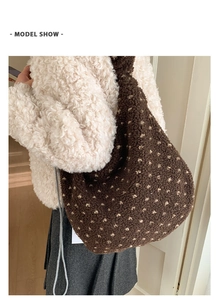 Dettaglio ravvicinato della borsa shopper in peluche marrone con motivi floreali