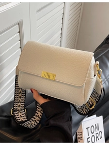 Sac bandoulière en cuir grainé blanc avec une large sangle à motifs géométriques chic