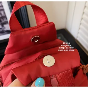 Detail eines roten Nylonrucksacks mit starkem Magnetverschluss und Textur