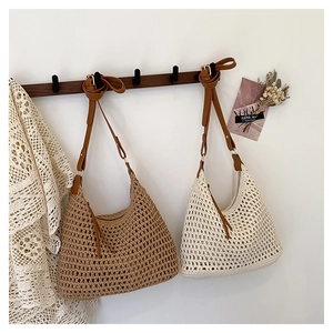 Dettaglio borse shopper all'uncinetto color kaki e crema con tracolle in pelle marrone