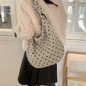 Dettaglio della borsa hobo in pile con stelle blu e tracolla arricciata alla moda