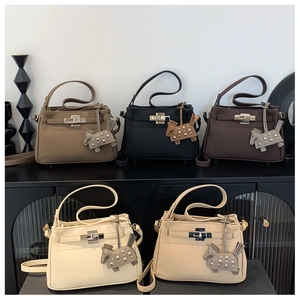 Colección de cinco elegantes bolsos de cuero en varios colores con colgantes de caballo