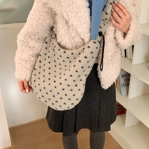 Borsa a tracolla in pile con stampa a stelle blu e coulisse indossata da una modella