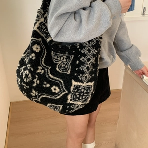 Grande borsa tote in pile con motivo paisley bianco e nero indossata da modella