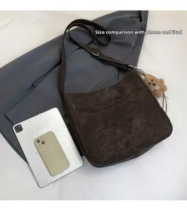 Comparaison de taille du grand sac marron avec tablette et smartphone