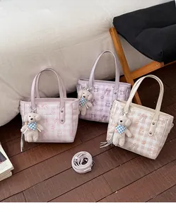Détail du sac cabas matelassé avec imprimés oursons et charmant pendentif chien