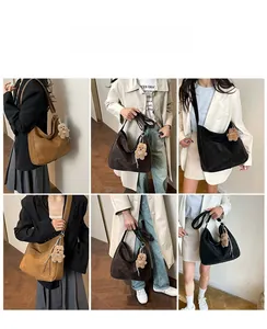 Détail de grands sacs hobo en plusieurs couleurs avec un pendentif d'ours en peluche