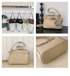Detalle de bolsos de cuero elegantes con cierres metálicos y colgantes de caballo decorativos