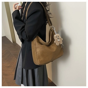 Grand sac à bandoulière marron effet cuir mat avec un joli pendentif en forme d'ours