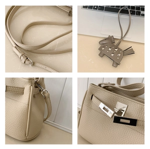 Detalles del bolso beige de cuero con cierre de giro plateado y colgante de caballo