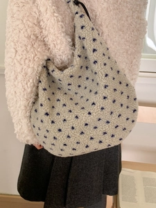 Borsa tote chic in peluche beige con motivi a stelle blu e tracolla nera