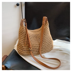 Dettaglio borsa hobo intrecciata cammello con trama a rete e tracolla regolabile
