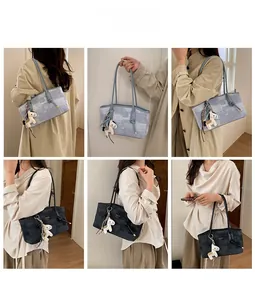 Vues détaillées de sacs cabas en denim bleu clair et anthracite avec breloques cheval