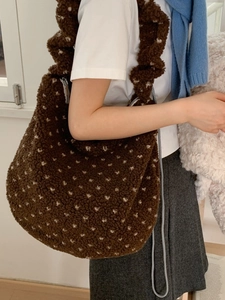 Borsa a spalla marrone in pile con cuori bianchi e volant plissettati in stile casual