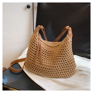 Dettaglio della borsa tote in maglia intrecciata con spalline in pelle marrone