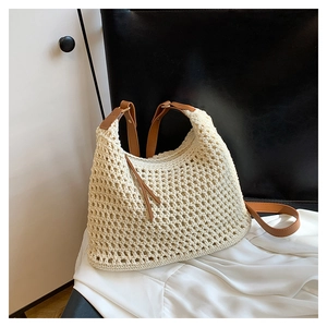 Dettaglio della borsa tote all'uncinetto color crema fatta a mano con cinturini in pelle